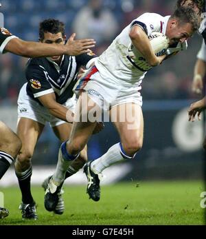Danny McGuire della Gran Bretagna tenta di rompere il trick del Brent Webb della Nuova Zelanda durante la partita della serie Gillette Tri-Nations al McAlpine Stadium di Huddersfield, sabato 6 novembre 2004. Foto Stock