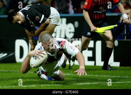 Stuart Readon della Gran Bretagna segna il suo secondo tentativo durante la partita della serie Gillette Tri-Nations al Galpharm Stadium di Huddersfield. Foto Stock
