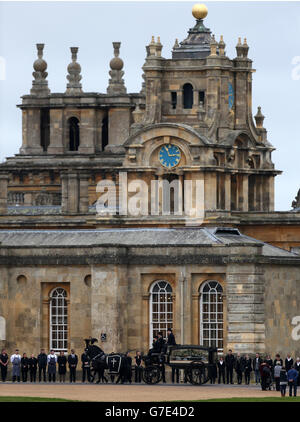 Il corteo funebre dell'11° duca di Marlborough, John Spencer-Churchill, lascia il Palazzo di Blenheim con il personale e i bambini delle scuole locali che costeggiano il percorso verso la chiesa parrocchiale di St Magdalene, Woodstock, Oxfordshire. Foto Stock