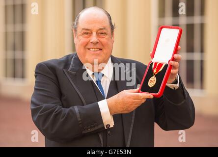 Sir Nicholas Soames con la sua medaglia Knight Bachelor, assegnata durante una cerimonia di investitura a Buckingham Palace, nel centro di Londra. Foto Stock