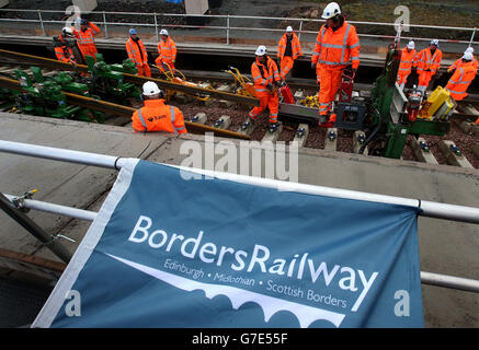 Nuovi binari ferroviari sono installati alla stazione di Shawfair, utilizzando una nuova macchina di installazione ferroviaria all'avanguardia, in quanto Network Rail è entrata nella fase principale di posa del binario sul nuovo percorso di confine. Foto Stock