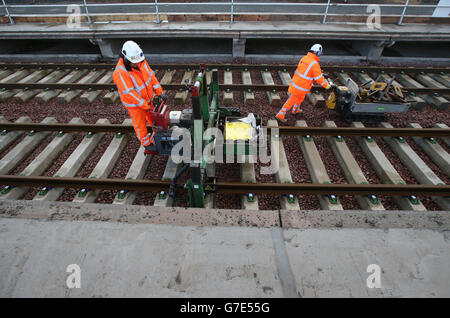 Nuovi binari ferroviari sono installati alla stazione di Shawfair in quanto Network Rail è entrata nella fase principale di posa del binario sul nuovo percorso di confine. Foto Stock