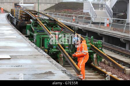 Nuovi binari ferroviari sono installati alla stazione di Shawfair, utilizzando una nuova macchina di installazione ferroviaria all'avanguardia, in quanto Network Rail è entrata nella fase principale di posa del binario sul nuovo percorso di confine. Foto Stock