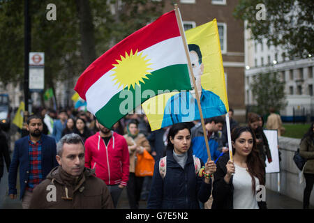 Persone che manifestano vicino a Westminster Bridge nel centro di Londra con bandiere curde e bandiere contro la minaccia ISIS per curdi e altre minoranze in Siria e Iraq. Foto Stock