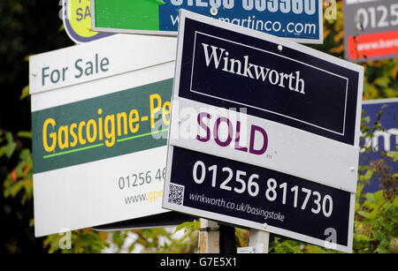 Vista generale dei segni di vendita e di vendita fuori di un blocco di appartamenti a Basingstoke, hampshire Foto Stock