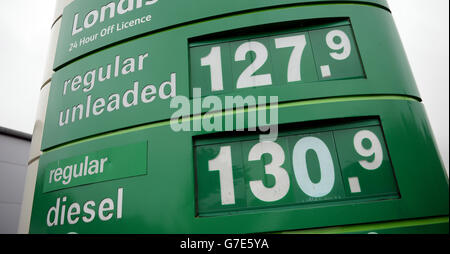 I prezzi di un litro di benzina normale senza piombo e diesel normale sono visti su un cartello presso un garage BP Foto Stock