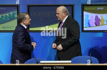 (Da sinistra a destra) Brendan Howlin, ministro delle spese pubbliche e delle riforme e ministro delle finanze Michael Noonan, tiene una conferenza stampa presso gli edifici governativi dopo il bilancio di oggi. Foto Stock