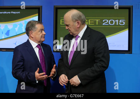 (Da sinistra a destra) Brendan Howlin, ministro delle spese pubbliche e delle riforme e ministro delle finanze Michael Noonan, tiene una conferenza stampa presso gli edifici governativi dopo il bilancio di oggi. Foto Stock