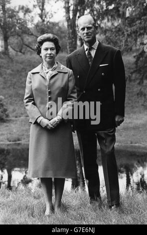 Regina Elisabetta II e il Duca di Edimburgo al Castello Balmoral. Stanno celebrando il loro 32esimo anniversario di matrimonio. Foto Stock