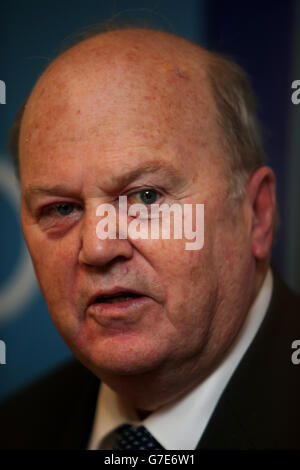 Il Ministro delle Finanze Michael Noonan TD parla ai media presso il centro radio RTE di Dublino, in seguito alla mostra radiofonica di oggi con Sean o'Rourke. Foto Stock