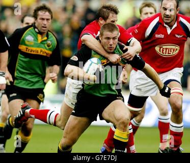 Il ben Cohen di Northampton viene affrontato da Matthew Watkins di Llanelli durante la vittoria di Saints del 25-3 nella seconda partita della Heineken Cup ai Franklin's Gardens di Northampton. Foto Stock