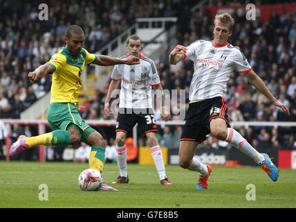 Calcio - Sky Bet Championship - Fulham / Norwich City - Craven Cottage. Lewis Graban di Norwich (a sinistra) spara oltre il Dan Burn di Fulham (a destra) durante la partita del campionato Sky Bet al Craven Cottage di Londra. Foto Stock