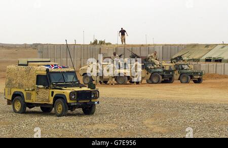 I membri del 1 ° la regina Dragoon Guardie aiutare, per rendere Camp Dogwood sicuro da razzo e mortaio attacco il loro primo giorno intero alla base a soli 20 miglia a sud-ovest di Baghdad. Essi sono là sono parte del Black Watch Battle Group. Foto Stock