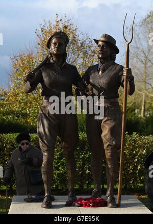 L'Esercito della Terra delle Donne e il Memoriale del corpo del legno delle Donne al National Memorial Arboretum ad Alrewas, Staffordshire. Foto Stock