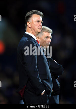 Il manager del Manchester United Louis van Gaal con Jos van Dijk (r) Foto Stock