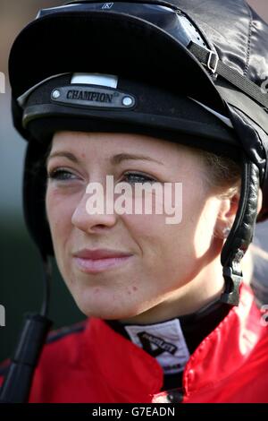 Jockey Samantha Bell durante il Worthington's Armed Forces Raceday all'Ippodromo di Newbury. Foto Stock