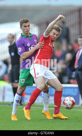 Joe Bryan di Bristol City (a sinistra) e Sam Winnall di Barnsley (a destra) combatti per la palla Foto Stock