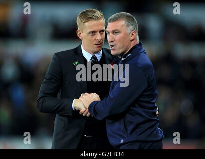 Garry Monk (a sinistra), manager di Swansea City, scuote le mani con Nigel Pearson, manager di Leicester City, dopo il fischio finale durante la partita Barclays Premier League allo stadio Liberty di Swansea. Foto Stock