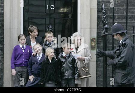 Gli attivisti per i diritti degli zingari oggi hanno invitato il primo ministro Tony Blair a riconoscere la situazione dei viaggiatori. La comunità zingara ha inviato una delegazione di bambini a Downing Street per ripetere le richieste di assegnazione di più siti per "una delle minoranze più escluse del Regno Unito". I membri della comunità di zingari e viaggiatori consegnano una lettera a 10 Downing Street. L-R: Bernadette Collins (12), Bridget Jones (Canterbury Gypsy Support Group), Mary Rose Mahoney (9), Blue Jones (11), Libby Goldsmith-Jones (8), Johnny Jones (10) e Sylvia Dunn (National Gypsy and Travellers Affairs Group). Foto Stock