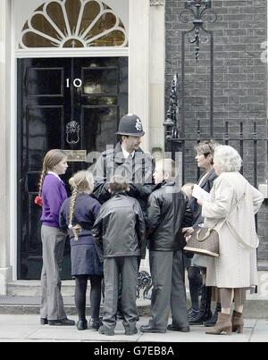 Gli attivisti per i diritti degli zingari oggi hanno invitato il primo ministro Tony Blair a riconoscere la situazione dei viaggiatori. La comunità zingara ha inviato una delegazione di bambini a Downing Street per ripetere le richieste di assegnazione di più siti per "una delle minoranze più escluse del Regno Unito". I membri della comunità di zingari e viaggiatori consegnano una lettera a 10 Downing Street. Foto Stock