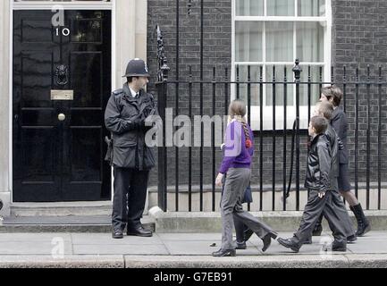 I sostenitori dei diritti degli zingari oggi hanno invitato il primo Ministro Tony Blair a riconoscere la situazione dei viaggiatori. La comunità zingara ha inviato una delegazione di bambini a Downing Street per ripetere le richieste di assegnazione di più siti per "una delle minoranze più escluse del Regno Unito”. Foto Stock