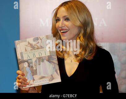 La pop star Madonna legge ai bambini, durante un'apparizione speciale a Selfridges in Oxford Street, nel centro di Londra, per firmare copie del suo quarto libro per bambini, "le avventure di Abdi". Foto Stock