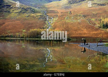 I riflessi autunnali si vedono sul lago Buttermere, nel Lake District di Cumbria, mentre il clima mite e inestagionabile continua. Foto Stock