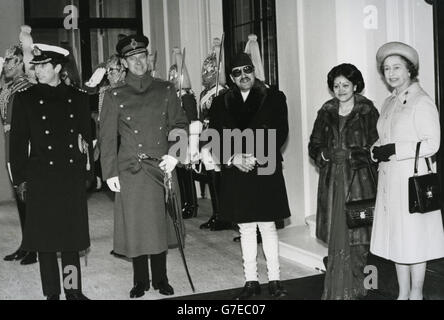 Il re e la regina del Nepal sono accolti dal principe Carlo, dal principe Filippo e dalla regina Elisabetta II, quando sono arrivati a Buckingham Palace per l'inizio di una visita di Stato di tre giorni. *scansione da stampa. Versione Hi-res disponibile su richiesta* Foto Stock