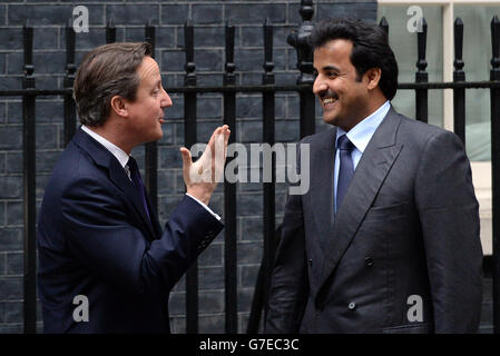 Il primo Ministro David Cameron saluta l'Emiro del Qatar, Sheikh Tamim bin Hamad al Thani, al 10 di Downing Street a Londra. Foto Stock