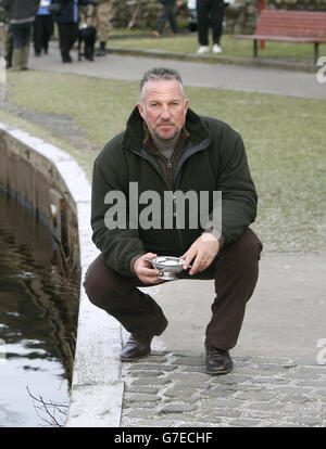 Sir Ian Botham, vicino al fiume Teith in Scozia, il primo giorno della stagione di pesca del salmone del Consiglio di Stirling del 2010. Foto Stock