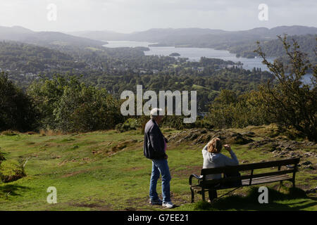 Vista sul Lake District. I visitatori godono della vista del Lago Windermere dalla cima di Orrest Head, nel Lake District, Cumbria. Foto Stock