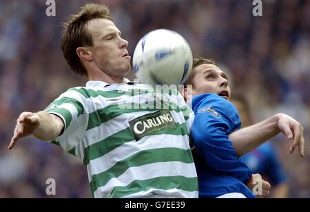 Peter Lovenkrands (R) dei Rangers sfida i Joos Valgaeren dei Celtics durante la partita della Bank of Scotland Scottish Premier League allo stadio Ibrox. Foto Stock