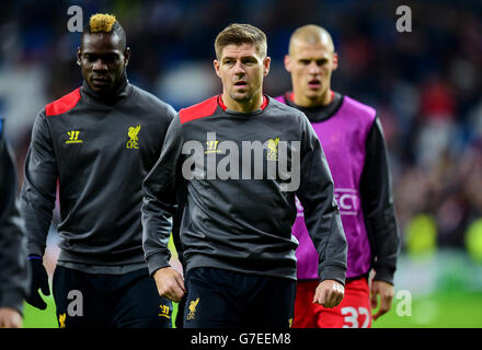 Steven Gerrard di Liverpool si riscalda prima del calcio d'inizio durante la partita UEFA Champions League Group B al Santiago Bernabeu, Madrid, Spagna. PREMERE ASSOCIAZIONE foto. Data immagine: Martedì 4 novembre 2014. Vedi PA storia CALCIO Madrid. Il credito fotografico dovrebbe leggere Adam Davy/PA Wire. Foto Stock