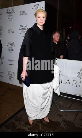 Gwendoline Christie arriva all'Harper's Bazaar Women of the Year Awards al Claridge's Hotel nel centro di Londra. Foto Stock