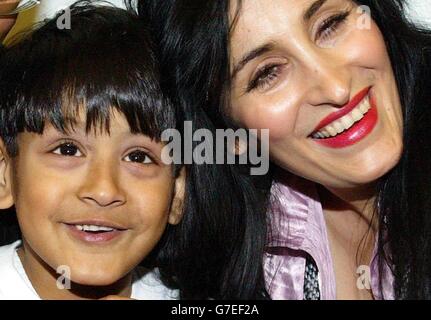 Zain Hashmi, di cinque anni, di Leeds con sua madre Shahana durante una conferenza stampa al Natural History Museum di Londra per la settimana annuale della sensibilizzazione al sangue e al midollo osseo. Il malato Zain, i cui genitori si sono guadagnati il diritto di creare un "fratello maggiore" per trattarlo, stava parlando della sua sofferenza mentre attende un donatore di midollo osseo. Foto Stock