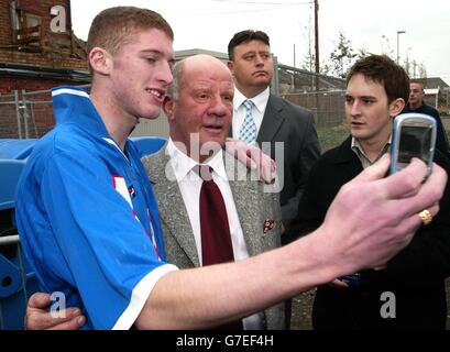 Jim Smith (centro) ha scattato la sua foto con un sostenitore del club dopo aver annunciato le sue dimissioni come assistente manager di Portsmouth al Fratton Park di Portsmouth. Anche il manager Harry Redknapp ha abbandonato il suo post. Foto Stock