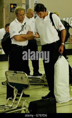Inghilterra i giocatori Matt Prior (a sinistra) e Kevin Pietersen ritirano i loro bagagli all'aeroporto di Johannesburg, in Sud Africa, dopo la decisione di non volare a Harare, Zimbabwe, stasera. Il controverso tour dell'Inghilterra nello Zimbabwe è in bilico dopo che la squadra non è riuscita a imbarcarsi sul volo per Harare ed è stata eletta per rimanere in Sudafrica mentre si sono svolte ulteriori discussioni sull'accesso ai media. Foto Stock