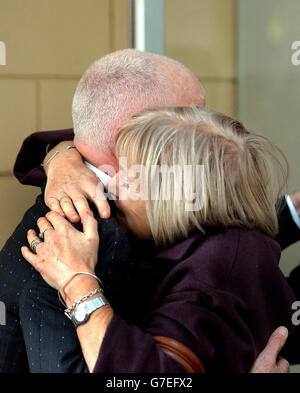 Glenys Kinnock conforta Lord Michael Cashman dopo il funerale servizio del suo partner di lungo termine Paul Cottingham, presso il crematorio City of London nel nord-est di Londra. Foto Stock