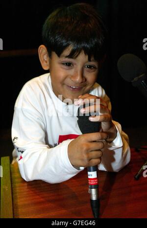 Zain Hashmi, di cinque anni, di Leeds, durante una conferenza stampa al Natural History Museum di Londra per la settimana annuale di sensibilizzazione al sangue e al midollo osseo. Il malato Zain, i cui genitori si sono guadagnati il diritto di creare un "fratello maggiore" per trattarlo, stava parlando della sua sofferenza mentre attende un donatore di midollo osseo. Foto Stock