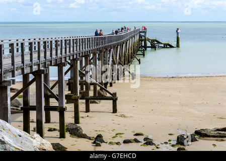 Pier su Plage des Dames sull isola di Noirmoutier, Francia Foto Stock