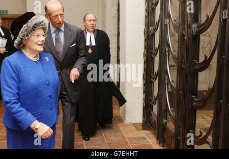 Lady Soames, la figlia sopravvissuta di Sir Winston Churchill, e il Duca di Kent, ispezionano le porte commemorative della Cattedrale di San Paolo dedicata al primo ministro della seconda guerra mondiale, dopo una cerimonia per la loro installazione nella cripta della cattedrale, nel centro di Londra. Foto Stock