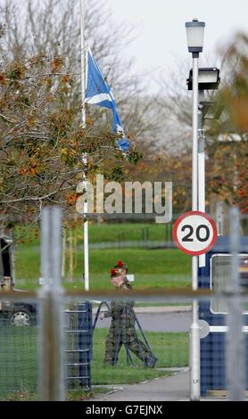 Il Sestyre (bandiera scozzese) fiancheggia a metà albero presso la caserma di Warminster, dove attualmente si trova il 1° Battaglione della Black Watch. Tre soldati della Black Watch sono stati uccisi ieri durante un attentato suicida all'automobile intrappolata in un posto di controllo in Iraq. Il privato Paul Lowe, 19, il sergente Stuart Gray, 31, e il privato Scott McArdle, 22, che tutti venivano da Fife, morì nell'esplosione. Foto Stock