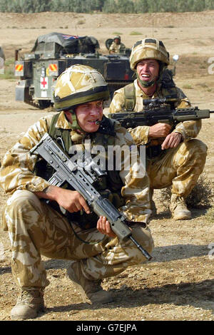 Soldati di una compagnia di Black Watch in pattuglia nella zona di Ahmed al Ahamadi vicino a Camp Dogwood, Iraq. Tutti i soldati indossano caschi dopo che ieri tre soldati sono stati uccisi in un attacco suicida ad un posto di controllo di un veicolo. Foto Stock