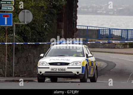 La polizia sigilla un'area a Holywood, Co Down, dopo che un poliziotto è stato scoperto giacendo nel mezzo della strada durante la notte. È gravemente malato dopo aver subito gravi lesioni alla testa ed è stato trasferito al Royal Victoria Hospital, a cinque miglia di distanza, a Belfast per cure di emergenza. Mentre gli ufficiali sigillavano l'area intorno all'Esplanade della città ricca, dove il poliziotto fuori servizio si trovava colpito, la speculazione era diffusa che era stato colpito da una banda di criminali. Foto Stock