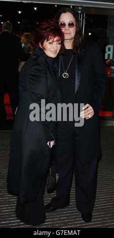 Ozzy Osbourne e sua moglie Sharon arrivano per la prima beneficenza britannica di Bridget Jones: The Edge of Reason - in aiuto di Marie Curie Cancer Care - presso l'Odeon Leicester Square nel centro di Londra. Foto Stock