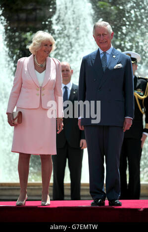 Il Principe di Galles e la Duchessa di Cornovaglia ricevono un benvenuto ufficiale dal Presidente Juan Manuel Santos e dalla moglie Maria al Palazzo Presidenziale di Bogotà, Colombia, il secondo giorno del loro tour in Colombia e Messico. Foto Stock