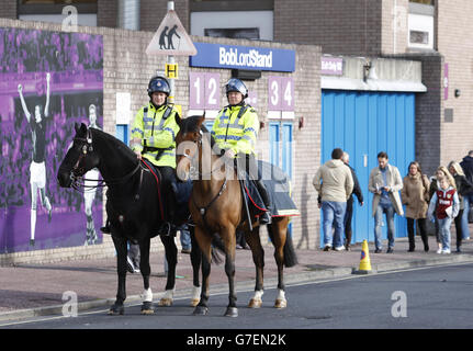 Calcio - Barclays Premier League - Burnley v Everton - Turf Moor. Cavalli di polizia fuori Turf Moor Foto Stock