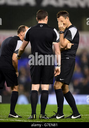 L'arbitro Mark Clattenburg (a destra) condivide uno scherzo con gli assistenti mentre si riscalda prima della partita del quarto round della Coppa capitale uno a White Hart Lane, Londra. Foto Stock