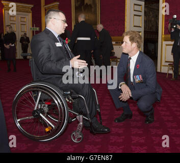 Il principe Harry parla con il maggiore Peter Norton GC quando arriva ad ospitare il Partito del Presidente negli Appartamenti di Stato al St James's Palace per la riunione reale per la Croce Vittoria e la George Cross Association. Foto Stock