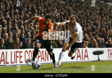 Andros Tottenham Hotspur's Townsend (a destra) e Brighton & Hove Albion's. Jake Forster-Caskey battaglia per la palla Foto Stock